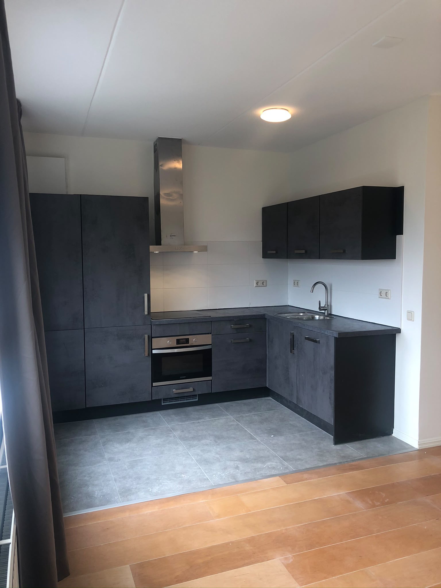Moderne keuken in een door BRBV opgeleverd appartement