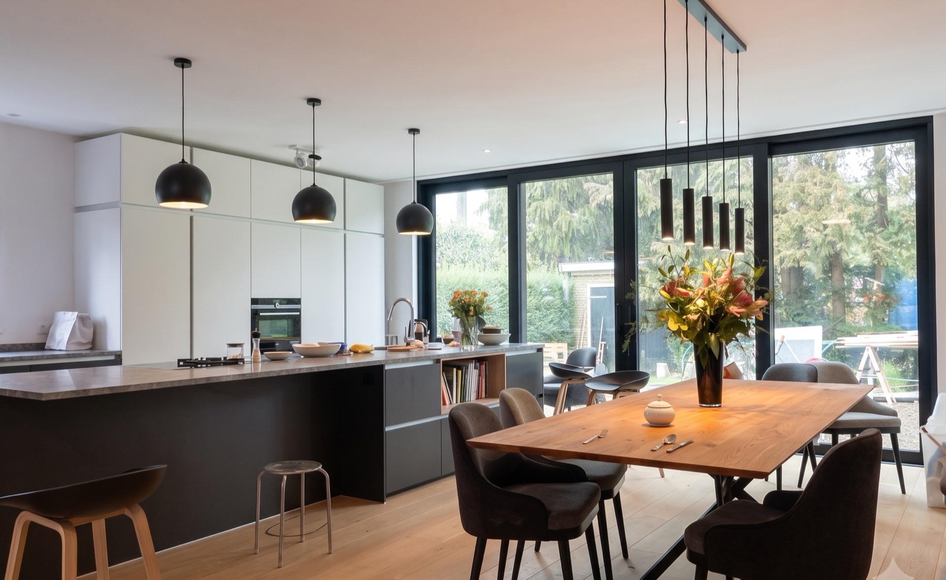 Open leefkeuken met kookeiland, door BRBV opgeleverd