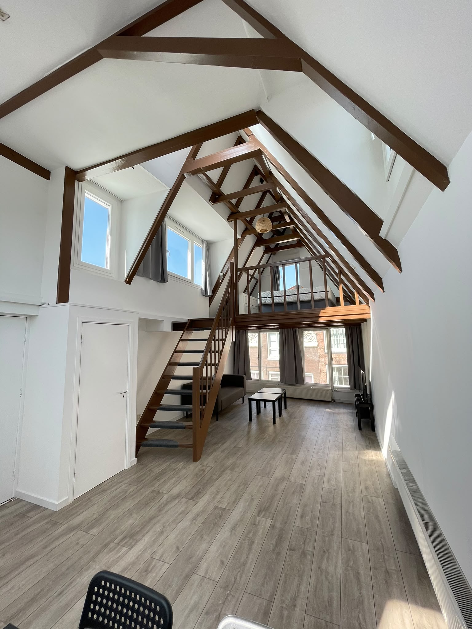 Licht loft-appartement met houten spanten