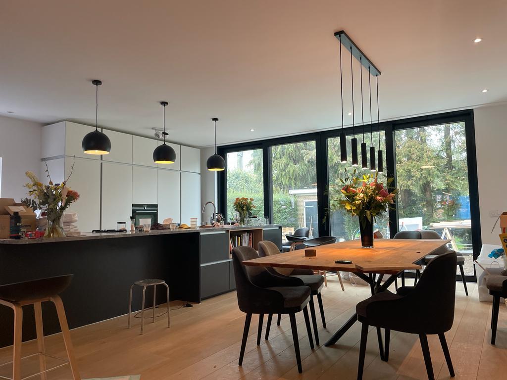 Open leefkeuken met eethoek en tuindeuren
