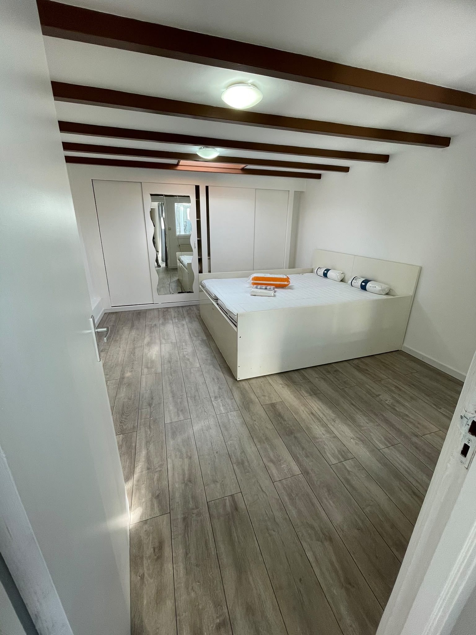 Ruime gerenoveerde slaapkamer met balkenplafond