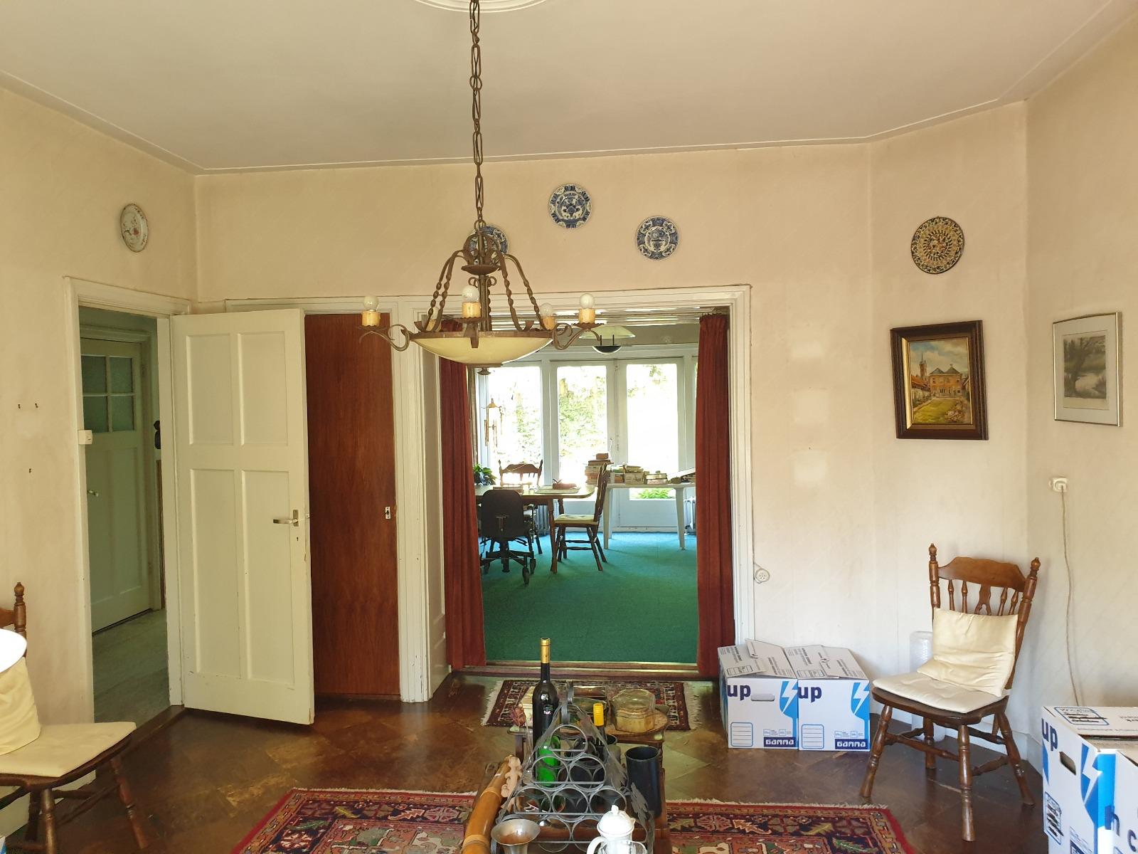 Karakteristieke woonkamer voor aanvang van de renovatie
